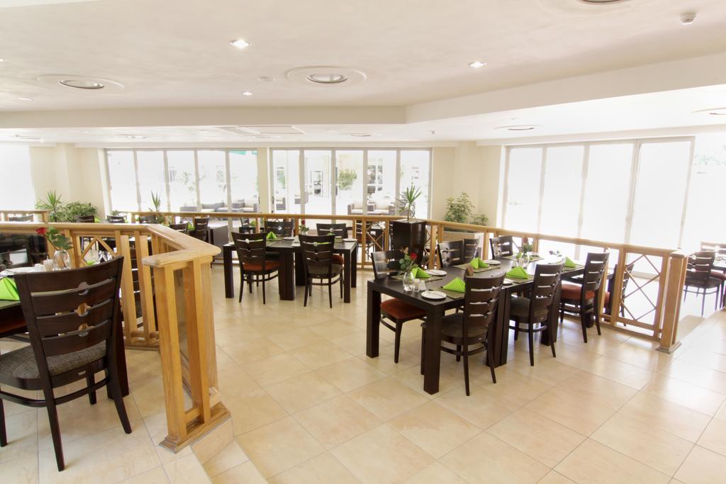 Cresta Lodge גאבורון מראה חיצוני תמונה